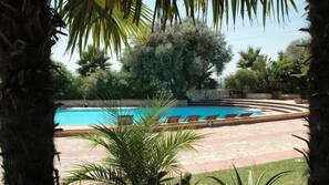 Piscina all'aperto, ombrelloni da piscina, lettini