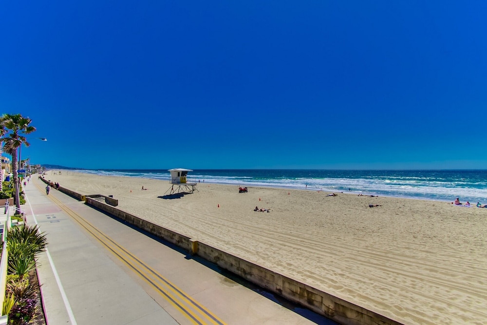 Stunning Contemporary Home in Mission Beach! Rooftop Deck Views!