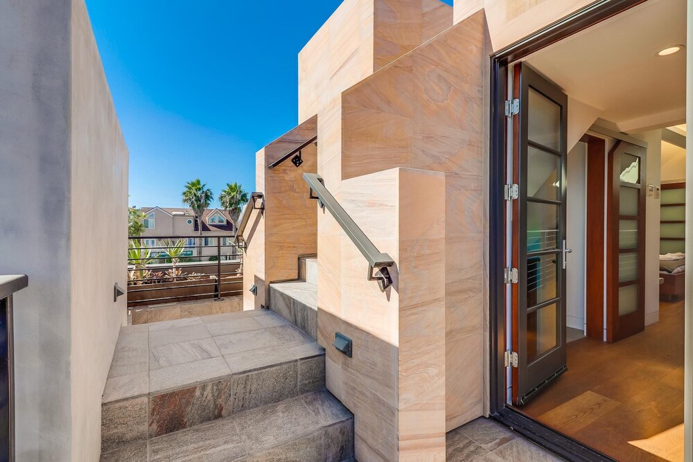 Stunning Contemporary Home in Mission Beach! Rooftop Deck Views!