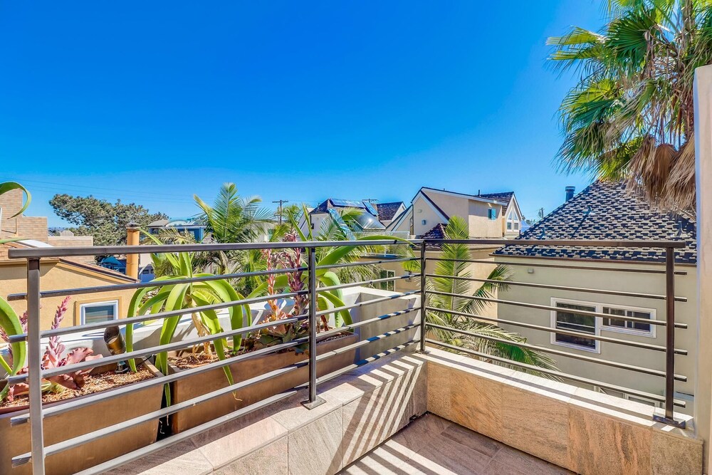 Stunning Contemporary Home in Mission Beach! Rooftop Deck Views!