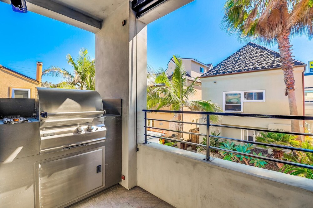 Stunning Contemporary Home in Mission Beach! Rooftop Deck Views!