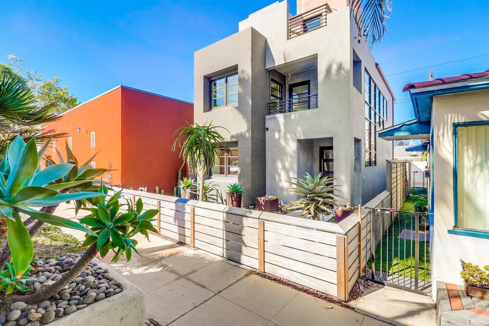 Stunning Contemporary Home in Mission Beach! Rooftop Deck Views!