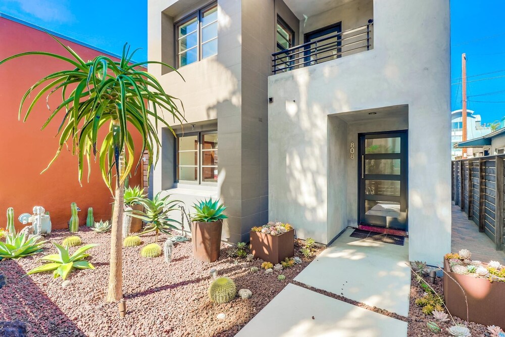 Stunning Contemporary Home in Mission Beach! Rooftop Deck Views!