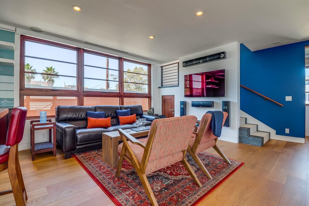 Stunning Contemporary Home in Mission Beach! Rooftop Deck Views!