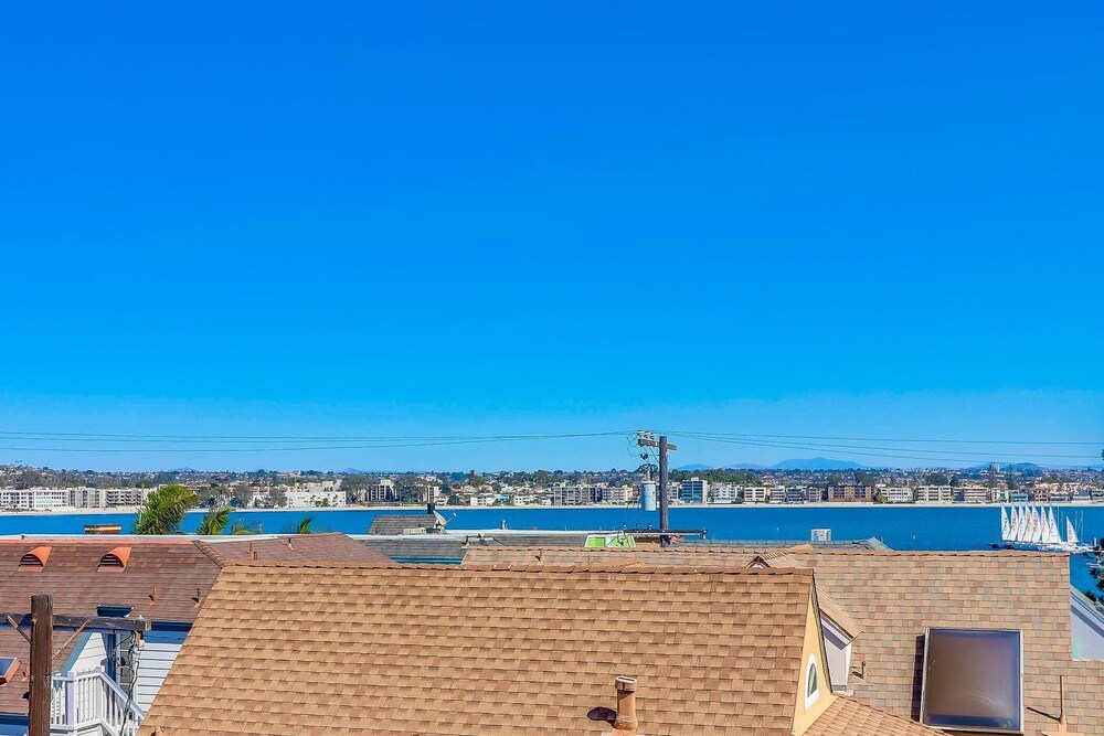 Stunning Contemporary Home in Mission Beach! Rooftop Deck Views!