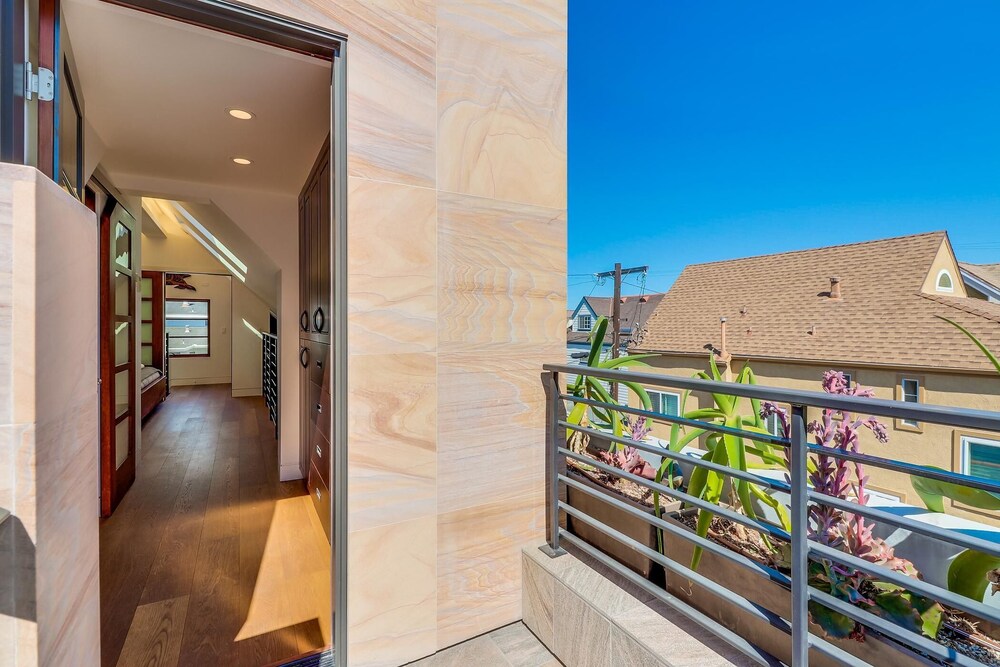 Stunning Contemporary Home in Mission Beach! Rooftop Deck Views!