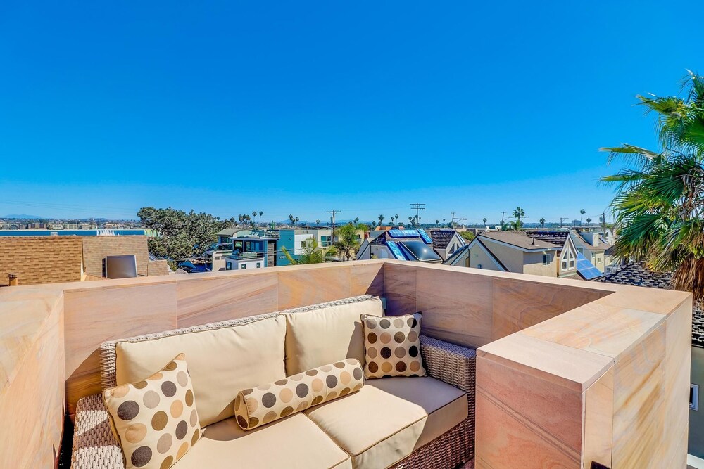 Stunning Contemporary Home in Mission Beach! Rooftop Deck Views!