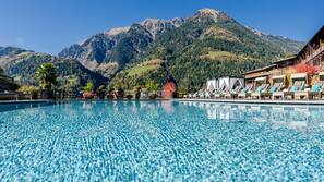 Indoor pool, 6 outdoor pools, pool umbrellas, sun loungers