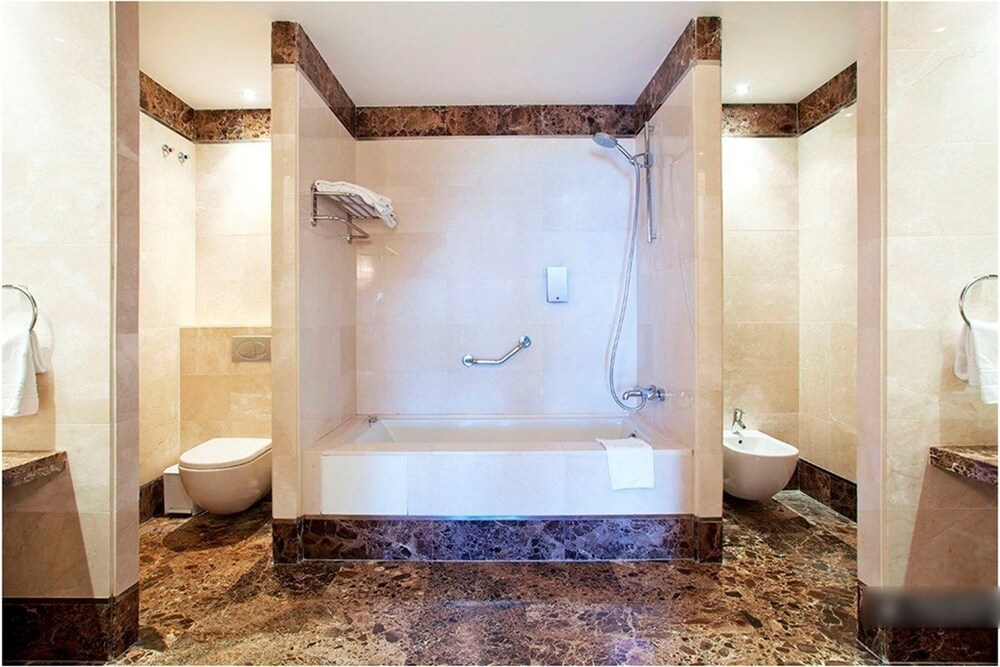 Exquisite 3 Bedroom Apartment In Malaga Deals Reviews Estepona