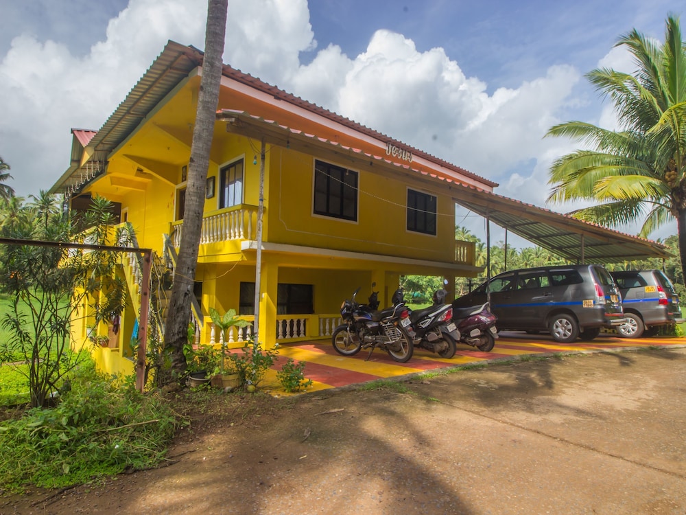OYO 18261 Home Beachside 2BHK Utorda Beach in Cansaulim, India