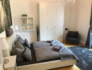 Apartment (Boesendorfer) | Individually furnished, desk, iron/ironing board, free WiFi