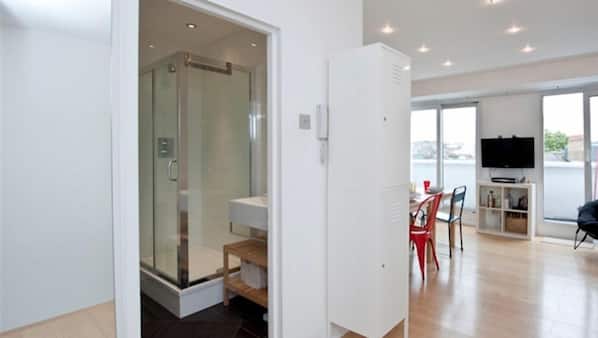2 bedrooms, individually furnished, desk