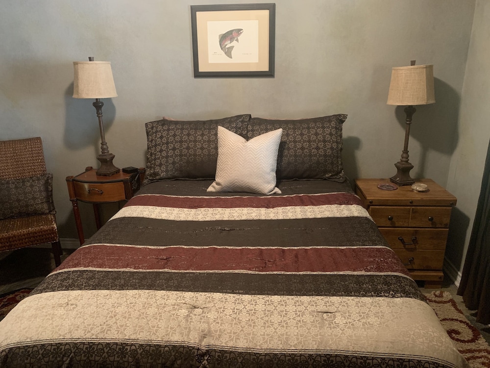 Waterfront Winding Trail Lodge, Sleeps 6, Enjoy Amenities on Holly