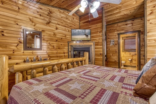 Pool Table, Hot Tub, Pool Table Close Gatlinburg - Gatlinburg