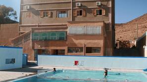 Piscine extérieure, parasols de plage