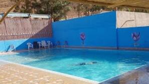 Piscine extérieure, parasols de plage