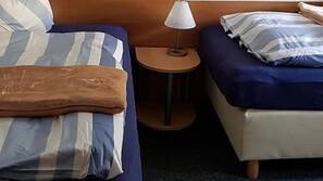Escritorio, sistema de insonorización, wifi gratis y ropa de cama