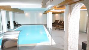 Piscina interna, funciona das 8h00 às 20h00, guarda-sóis