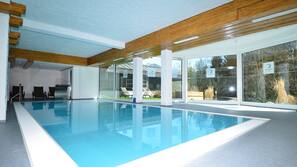 Piscina interna, funciona das 8h00 às 20h00, guarda-sóis