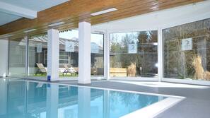 Piscina interna, funciona das 8h00 às 20h00, guarda-sóis