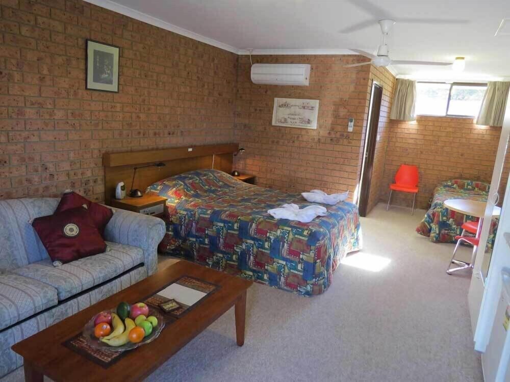 Living area, Colonial Motor Inn Pambula