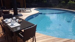 Piscine extérieure (ouverte en saison), chaises longues