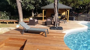 Piscine extérieure (ouverte en saison), chaises longues