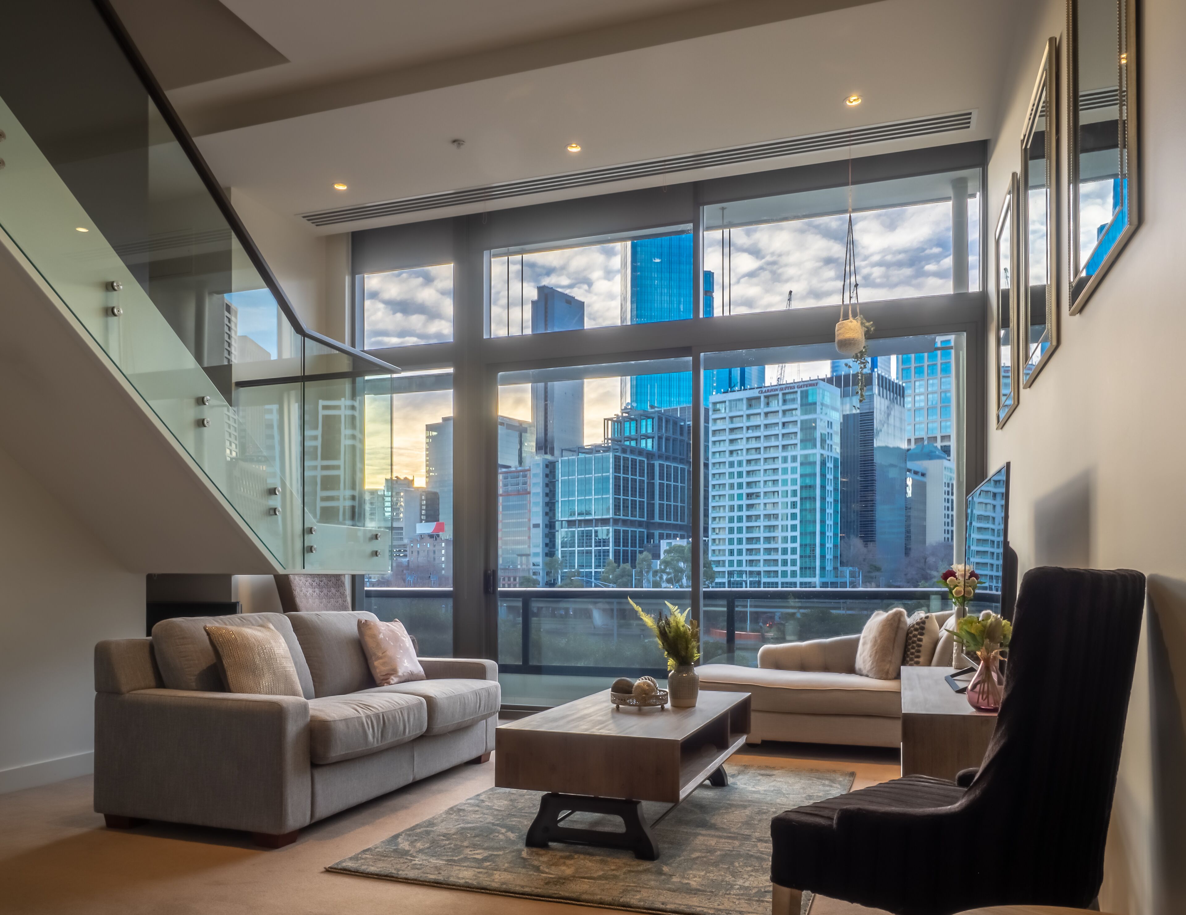 Luxury City Loft Apartment In Melbourne Australia Expedia [ 385 x 670 Pixel ]