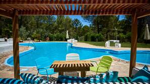Una piscina al aire libre de temporada