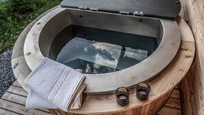 Outdoor spa bath