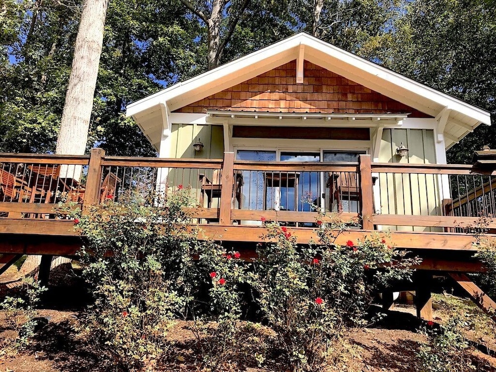 Amazing Cottage With Awesome Lake Views. Dock. Fire Pit and Canoepet Friendly! in Hickory, United States
