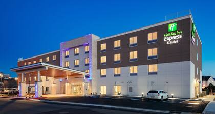 Holiday Inn Express & Suites Medford, an IHG Hotel