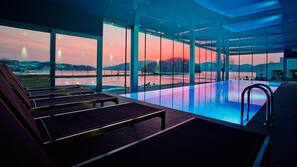 Una piscina cubierta, una piscina al aire libre