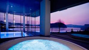 Una piscina cubierta, una piscina al aire libre