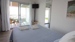 In-room safe, free WiFi, linens