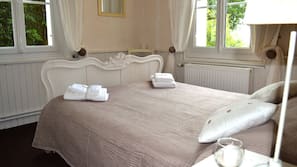 Free cots/infant beds, free WiFi