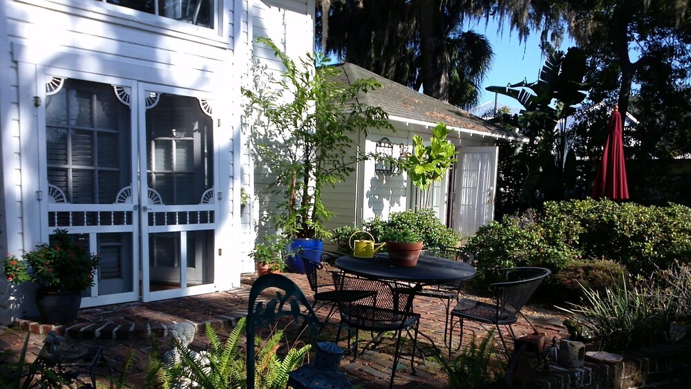 Charming, Historic Carriage House Old Florida setting on Tampa Bay