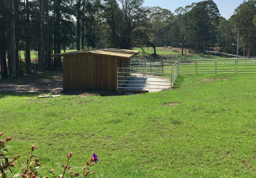 Visiting Bundanon? Stay at Heron's Rest Tapitallee Lodges Deals