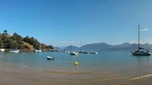 Plage, chaises longues