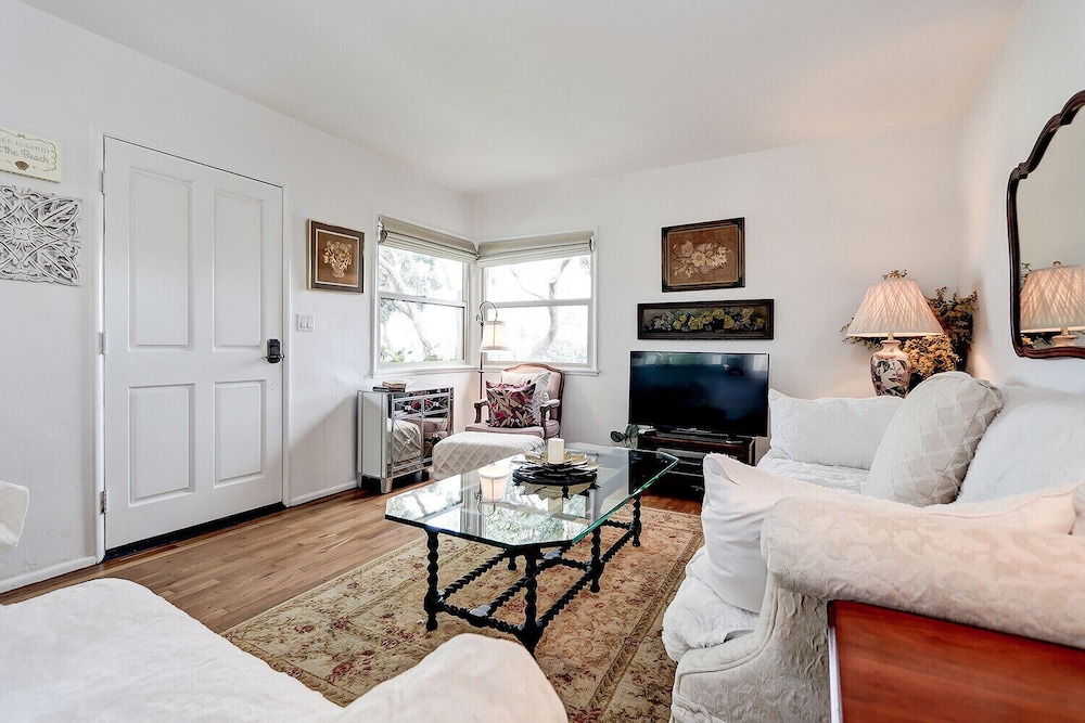 Riviera Village Redondo Beach Cozy Apartment with Deck and AC