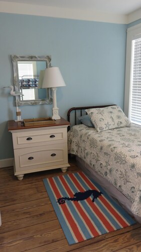Walk To The Beach Pleasure Pier Many Restaurants Near Featured Image Guestroom