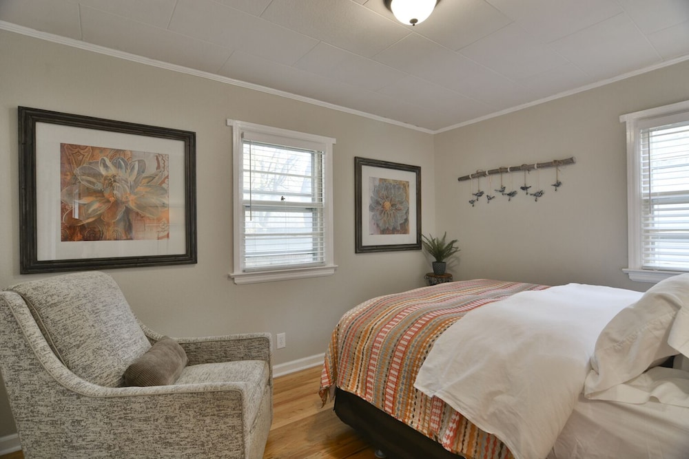 Writer's Cottage by Historic Depot, BSU, Downtown & Morrison Center