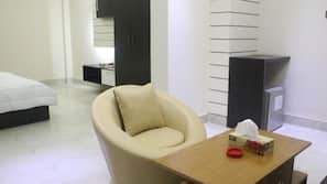 In-room safe, free WiFi, linens