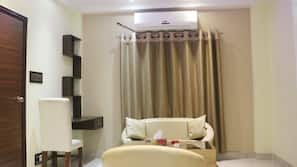 In-room safe, free WiFi, linens