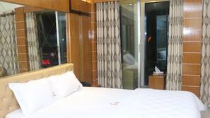 In-room safe, free WiFi, linens