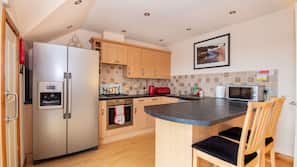 Fridge, hob, dishwasher, cookware/dishes/utensils