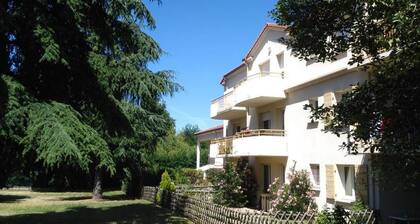 Chambre d'hôtes avec balcon et vue sur le parc, hôte privé