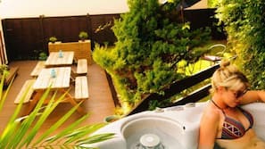Outdoor spa bath