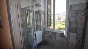 Douche, douche hydromassante, sèche-cheveux, bidet
