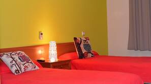 Cunas o camas infantiles gratuitas, wifi gratis, ropa de cama